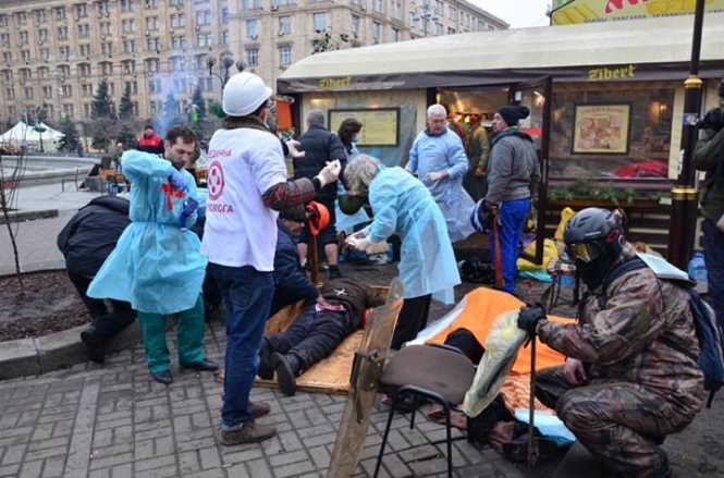 Снайпер на Майдане обстреливает медпункт: в шею ранили молодую девушку-волонтера
