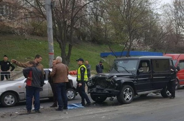 В Киеве пьяный работник автомойки угнал и разбил Mercedes Медведчука, - ФОТО