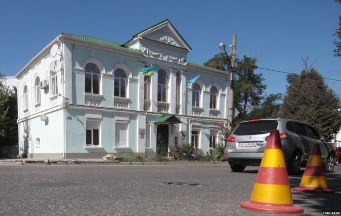Неизвестные сняли украинский флаг из здания Меджлиса