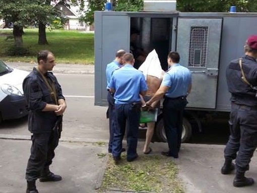 На Львівщині міліціонери доставили підсудного в суд лише у трусах