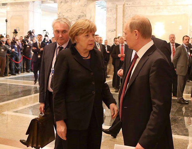 Меркель и Путин обсудили возвращение российских наблюдателей на Донбасс