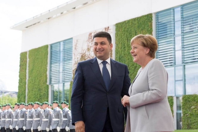 Меркель запевнила Гройсмана, що ЄС не забув про безвізовий режим для України