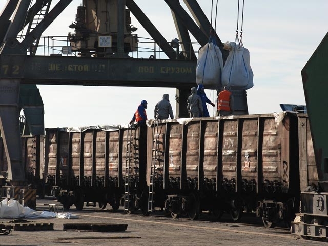 Майже тисяча вагонів з українськими товарами простоює на кордоні з Росією