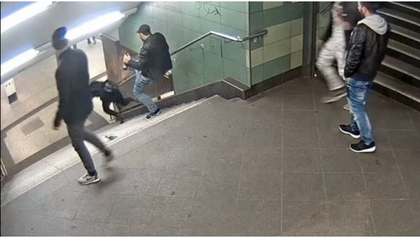 Болгарин, який штовхнув жінку ногою в берлінському метро, отримав три роки в'язниці, - ВІДЕО