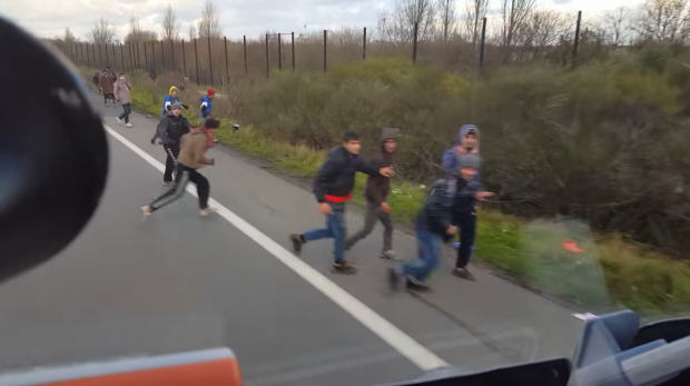Венгерский водитель выложил видеоролик, где пытался раздавить поток мигрантов, - ВИДЕО