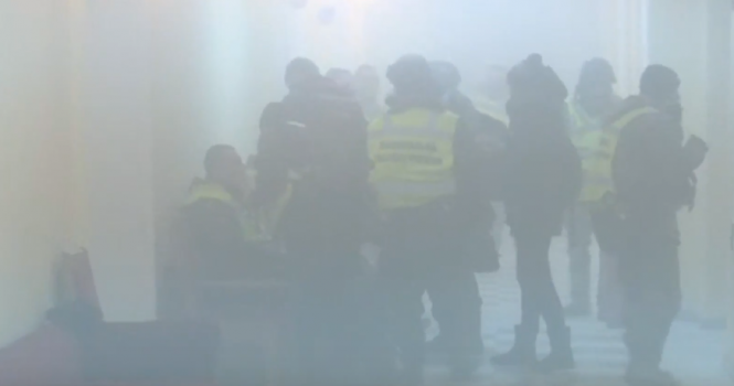 В Октябрьском дворце произошли столкновения: правоохранители применили газ
