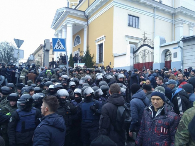 Люди заблокировали автомобиль СБУ с Саакашвили - ВИДЕО ОБНОВЛЕНО