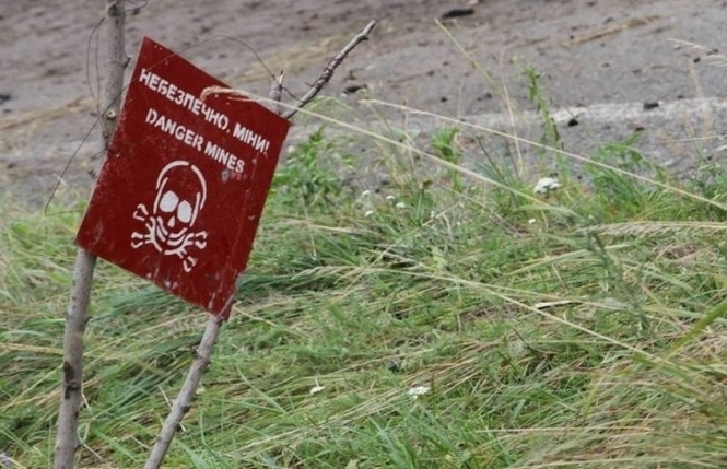Від вибуху міни у селі на Донеччині важко поранені сім осіб
