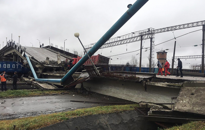 В России рухнул автомобильный мост над Транссибирской магистралью - ВИДЕО