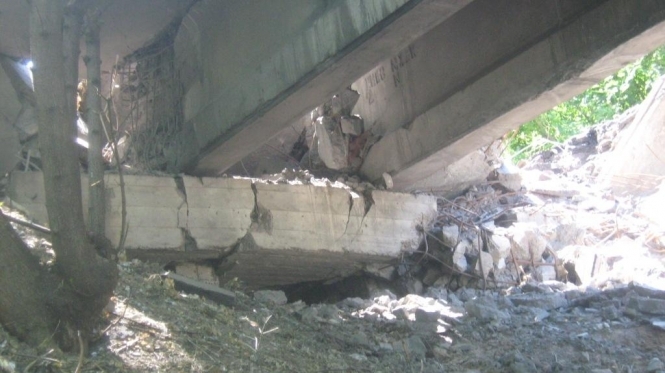 На Донетчине неизвестные в очередной раз взорвали мост, пролегающий через реку Северский Донец, - фото