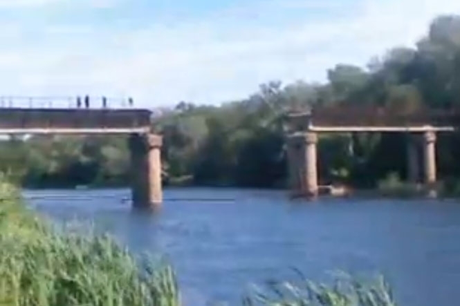 Террористы в Лисичанске взорвали железнодорожный мост - видео