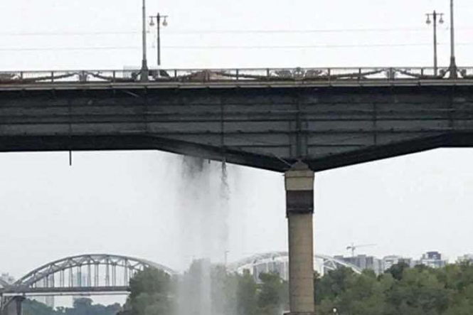 Мост Патона в Киеве превратился в гигантский водопад - ВИДЕО