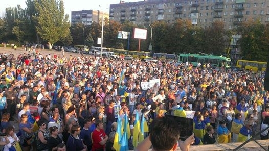 На митинг против российского вторжения в Мариуполе пришли пять тысяч человек, - видео