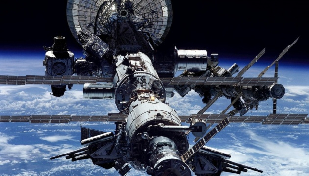 Космічне сміття змусило NASA відкласти вихід астронавтів із МКС