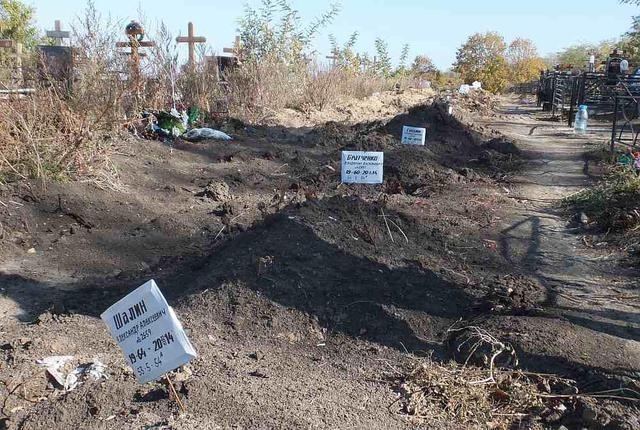На кладбище в Ростове-на-Дону обнаружили три ряда свежих могил, - фото
