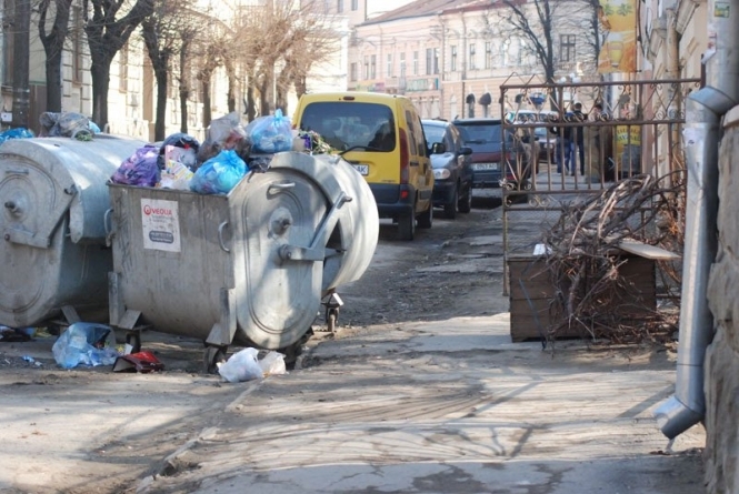 В Луцьку фотографії тих, хто викидає біля доріг сміття публікують в соцмережах і ЗМІ