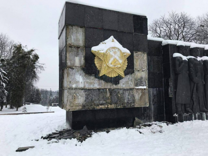 У Львові уклали договір про демонтаж аварійної стели монумента Слави