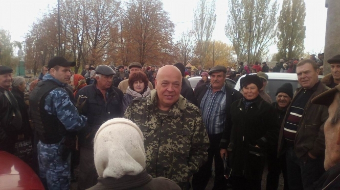 Москаль на БТРі привіз у село на Луганщині 30 мільйонів, щоб виплатити пенсії, - фото