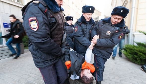 У Москві під час протесту затримали вчителів та лікарів 