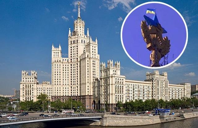 В Москве неизвестные патриоты перекрасили звезду в сине-желтые цвета на легендарной многоэтажке, - фото
