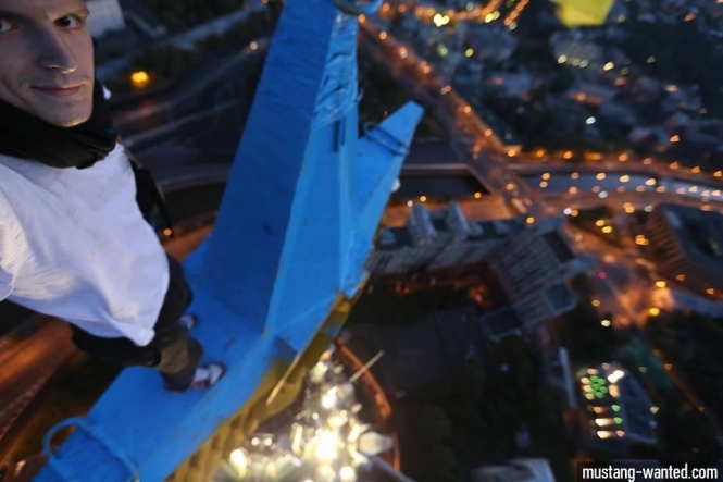 Киевский экстремал, который перекрасил звезду в Москве, готов сдаться в обмен на Надежду Савченко