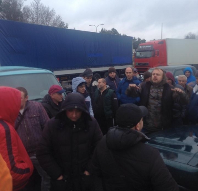 Волонтеры четыре часа блокировали пункт пропуска в Ягодине, чтобы завести джипы и реанимобили для АТО