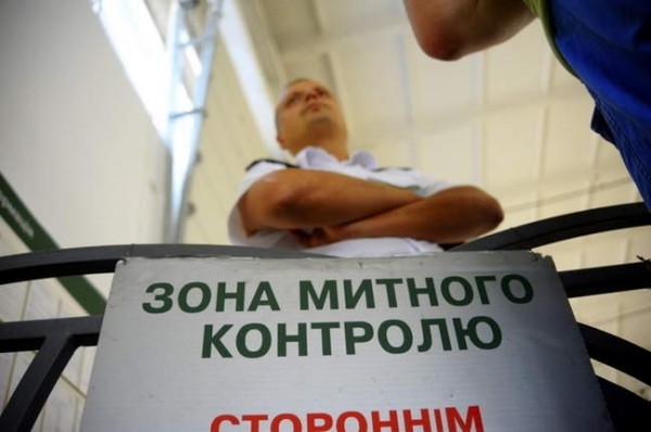 Українська митниця відтепер може не пропустити Nike, iPhone і ще понад тисячі торгових марок  