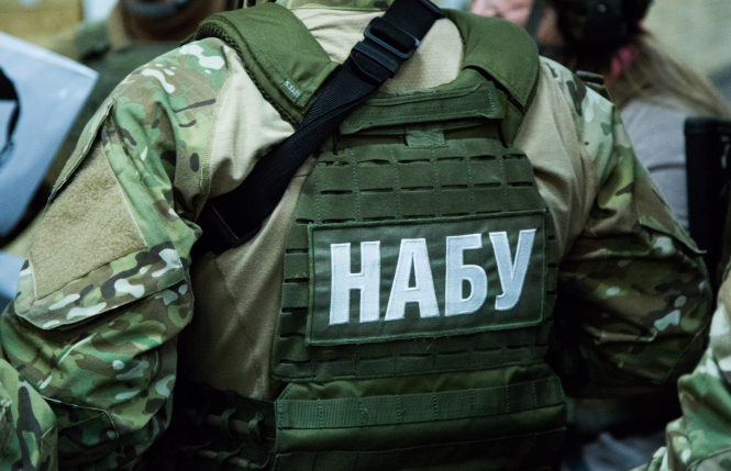 Экс-сотрудник НАБУ требовал взятки для правоохранителей, - Луценко