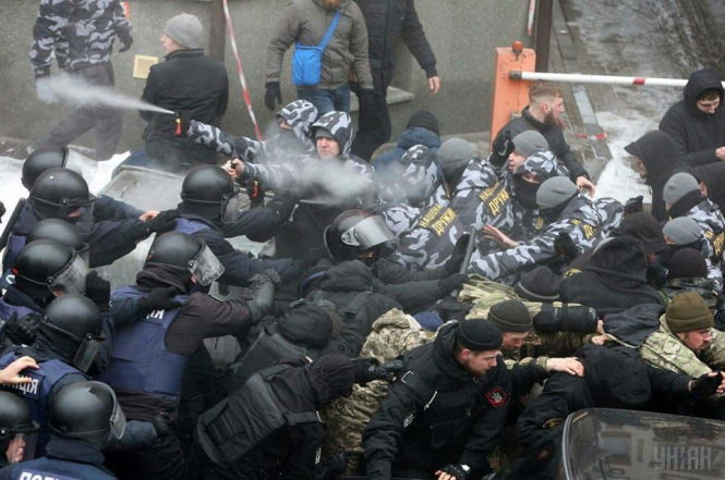 Под Радой произошли столкновения между полицейскими и митингующими: задержаны 50 человек