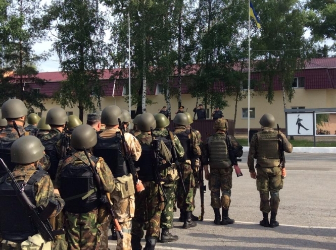 300 терористів штурмують військову частину Нацгвардії у Луганську