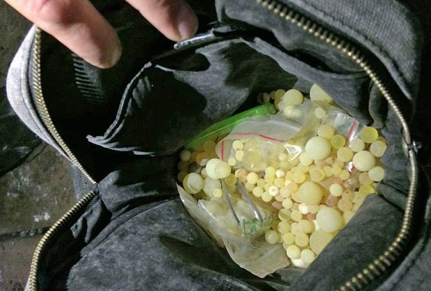 На Ровенщине правоохранители изъяли наркотиков на 1500000 грн и 80 кг янтаря, - ФОТО