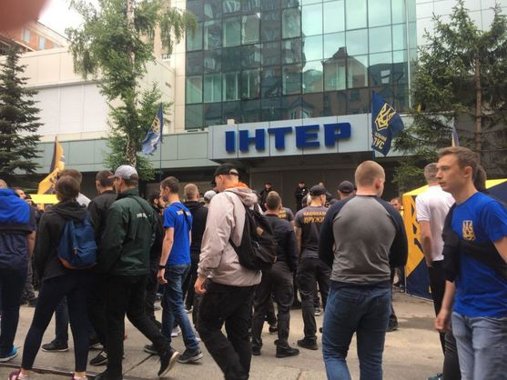 У Києві активісти блокують будівлю Інтера через ролик до 9 травня 
