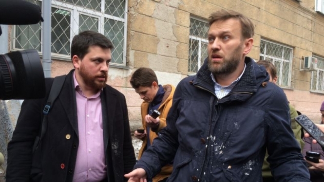 В РФ опозиціонера Навального закидали тістечками і презервативами