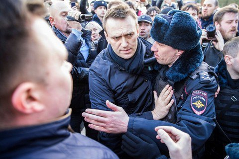 Задержанного на митингах Навального, отправили в суд