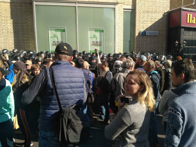 На Михайловской в Киеве произошла стычка между националистами и полицией