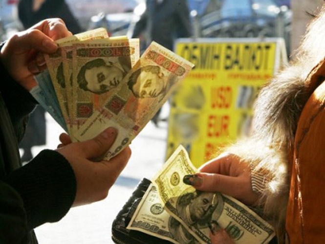 Українці перестали забирати валюту із депозитів