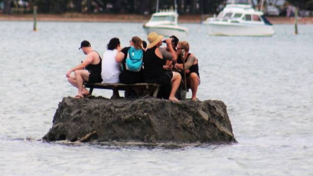 У Новій Зеландії жителі півострова, яким заборонили пити на Новий рік, збудували власний острів