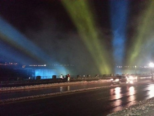 Євромайдан охопив стихії: Ніагарський водоспад став синьо-жовтим (фото)