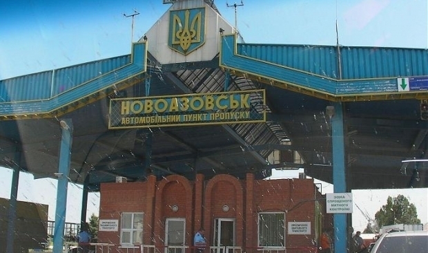 50 единиц российской бронетехники ворвались в Украину через Новоазовск, - Семенченко