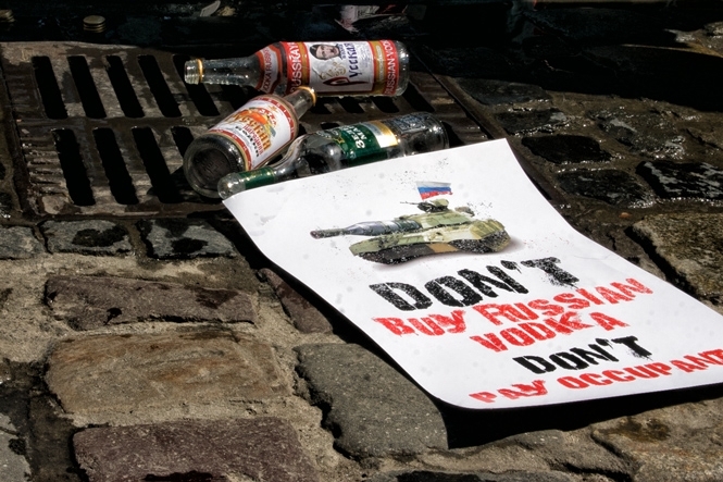 Во Львове выливали в канализацию водку оккупантов - фото, видео