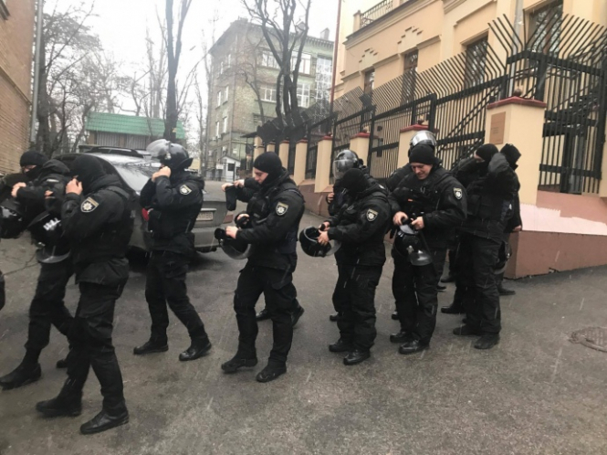 Саакашвили вылез на крышу дома из-за обыска в его квартире - ВИДЕО ФОТО (обновлено)