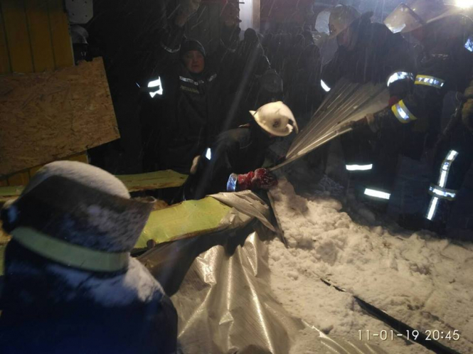 В Харькове из-за снегопада обрушилась крыша павильона: есть пострадавшие