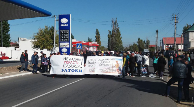 Мешканці Одещини перекрили трасу: протестують проти забудови узбережжя
