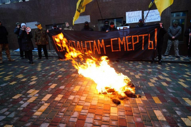 В Одесі спалили опудало біля Генконсульства Росії