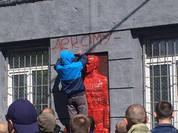 В Одесі облили фарбою меморіальну дошку і повалили пам'ятний знак Жукову
