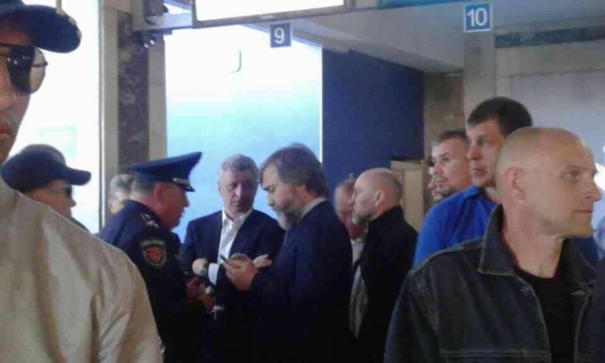 Активісти заблокували Бойка і Новинського в аеропорту Одеси, - ФОТО