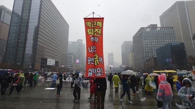 Сотні тисяч корейців знову вимагають у Сеулі відставки президента
