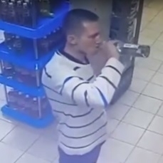 Россиянин за минуту выпил бутылку водки прямо в магазине