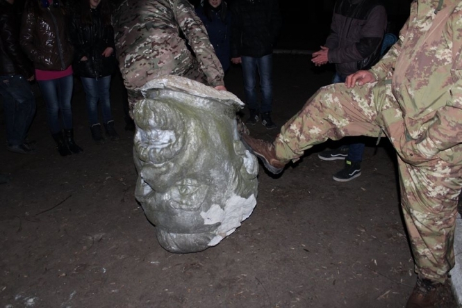 В Первомайске (Николаевская область) в городском парке повален постамент Петровского.