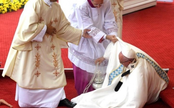 Папа Римский Франциск упал во время мессы в Польше - ВИДЕО